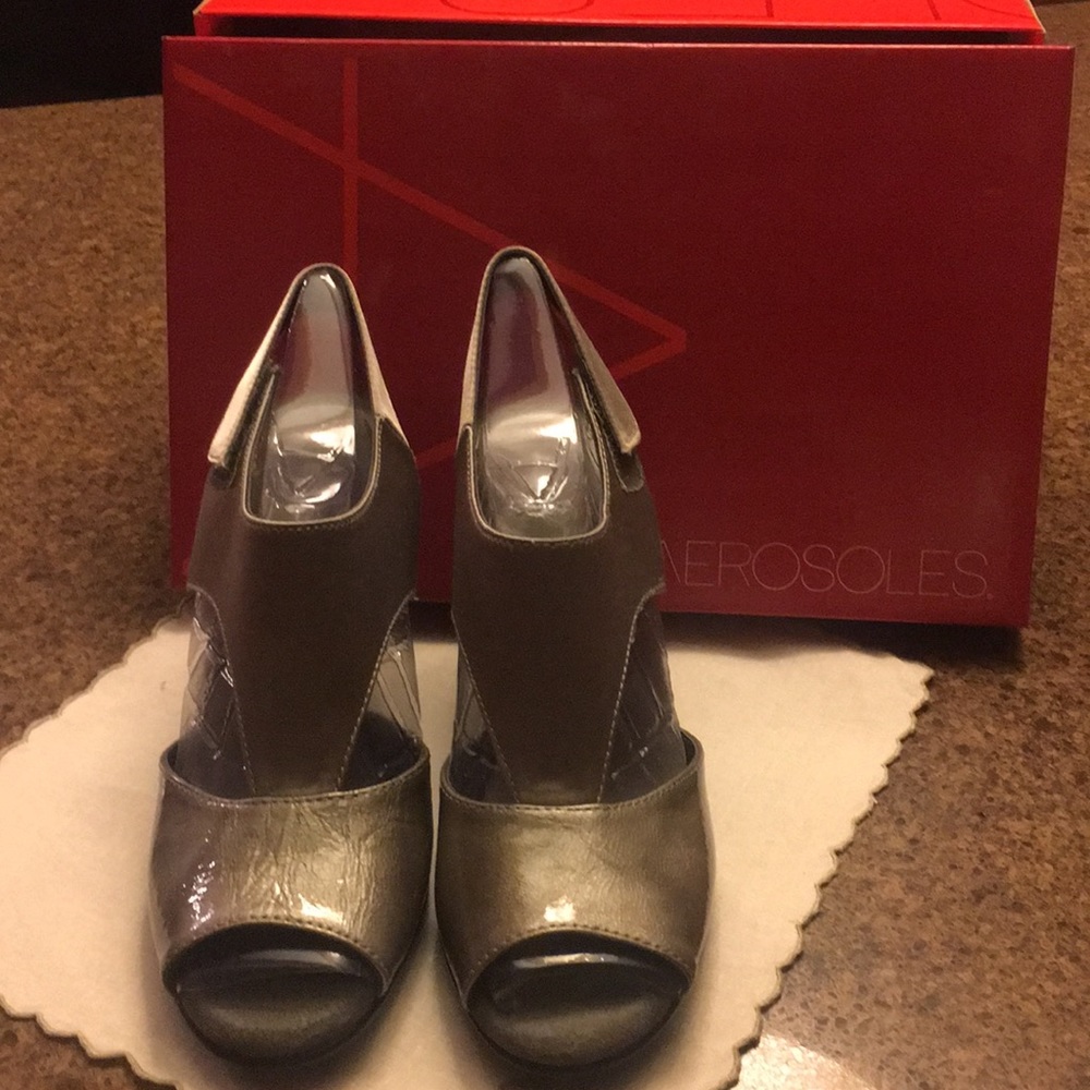Aerosoles grey leather and fabric sandals.
